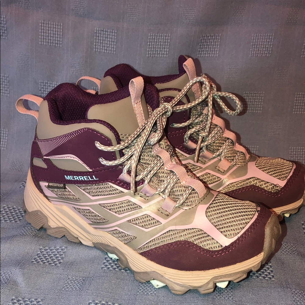 Used Girls Merrell MOAB FST Mid Hiking Boots Size 1M. Waterproof